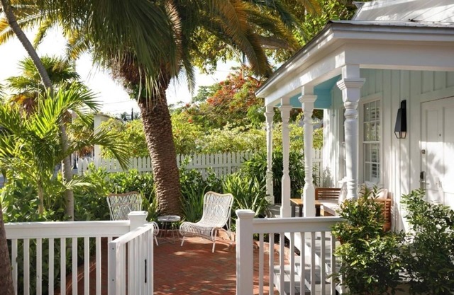 Elegant Boutique Room w/Private Patio & Garden - Duval Street steps away