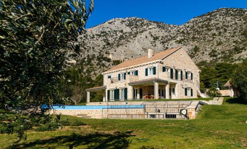 Elegant Brac Villa 4 Bedrooms Villa Shoreline Serenity Stunning Sea Views & Walking Distance To Beach Murvica