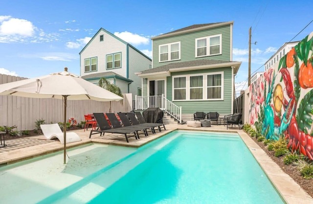 Elegant & Cosy House w/Heated Pool Patio & Parking