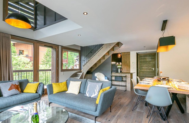 Elegant Duplex Apartment with Great Light, WiFi, and Parking in Val-d'Isère