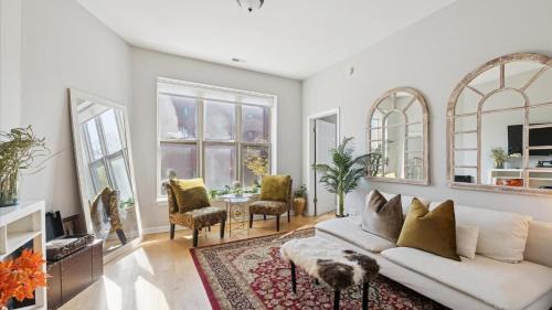 Elegant Escape Minutes from Downtown & UIC