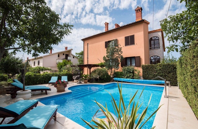 Elegant Family Apartment with Private Pool in village Vinkuran