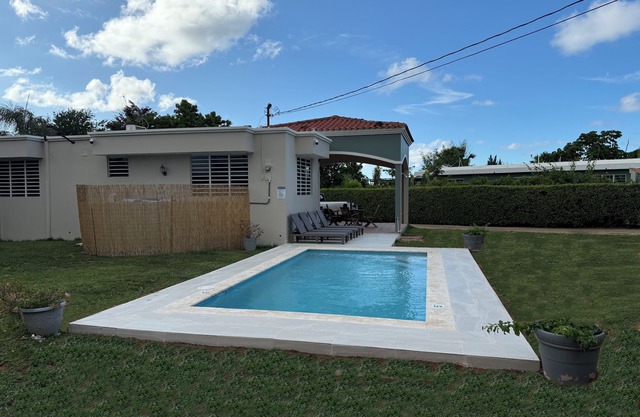 Elegant Home with Pool and within 10 mins to beach, Airport, and Dining