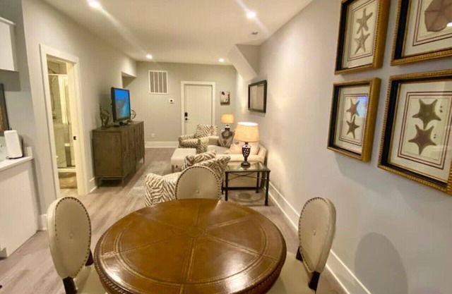Elegant King Bed Apartment In Quiet Neighborhood