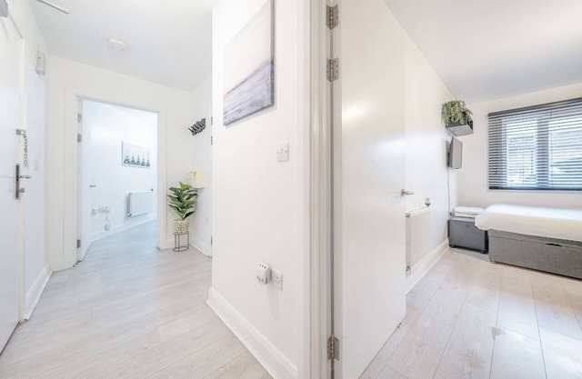 Elegant London Apartment w/Balcony – Walk to Tower Bridge & Southbank