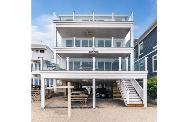 ELEGANT NEW 4 BEDROOM WATERFRONT HOUSE- SUMMER DREAM