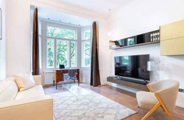 Elegant Paris Ave. apartment w/terrace