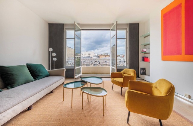 Elegant Paris Apartment on Avenue Montaigne