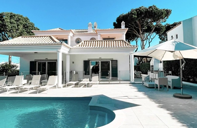 Elegant spacious house in Vilamoura with private heated pool and family BBQ area