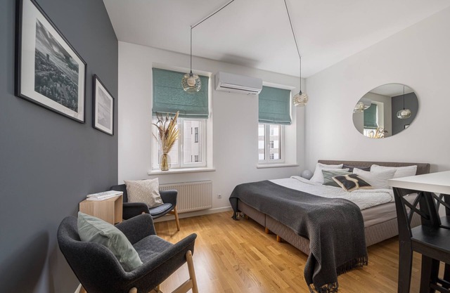 Elegant Studio with A/C, elevator, yard view and 9 min walk to Old town