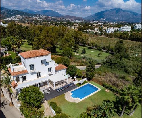 Elegant Villa Retreat with Lush Gardens by Lodgerstrip