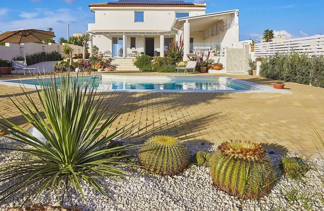 Elegant villa with pool in Sicily/Modern furnishings in the bright rooms/Immersed in the green viney