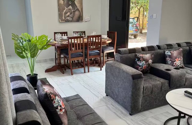 Elephant's Crest Modern Cozy Home, Pool, Solar