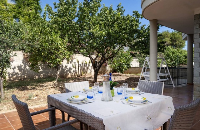 Elisa - Beach House with 3 Bedrooms and Private Garden