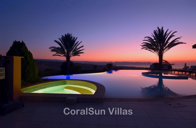Elite, Spectacular Villa Enormous HEATED Pool Gym Excellent Location - Sleeps 15