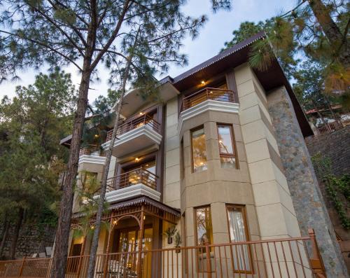 ELIVAAS Wisteria luxe 4BHK Entire Home in Kasauli