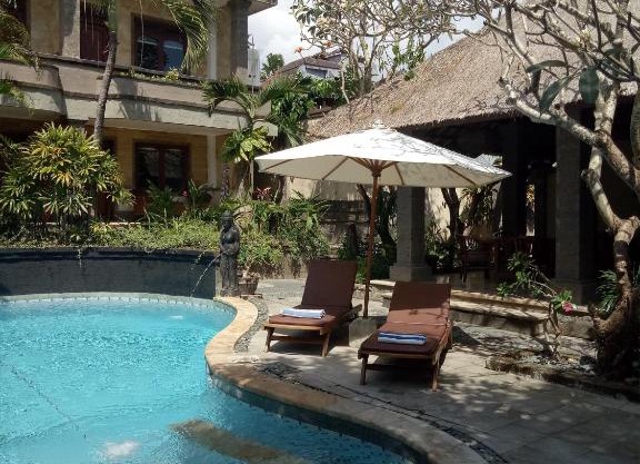 Ellies Hotel