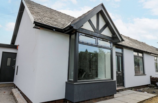 ELLIS HOUSE, pet friendly, luxury holiday cottage in Huddersfield