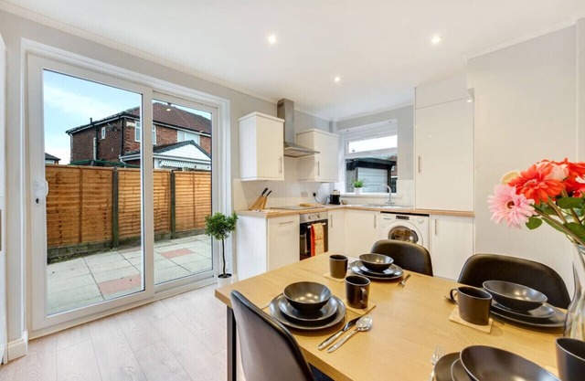 Elm-G House - Brand New 3 bed home with driveway parking.
