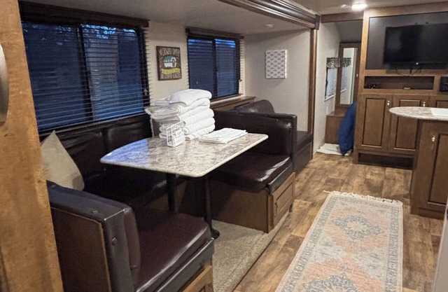 Elm Grove Camper- Less than 3 miles from Round Top proper