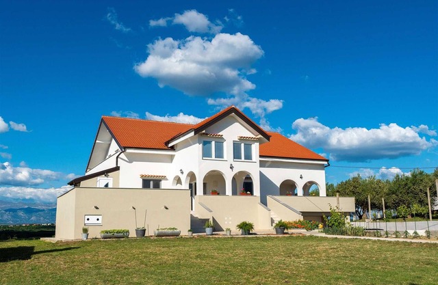 Ema's Olive Garden Apt 1- Families only 4+2