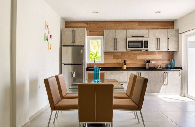 Emerald 2BR APT -#E2 in Noord-Sleeps 4