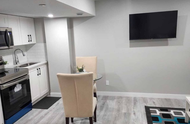 Emerald Guest Suite.14 mins from YYC Airport with nearby restaurants n amenities