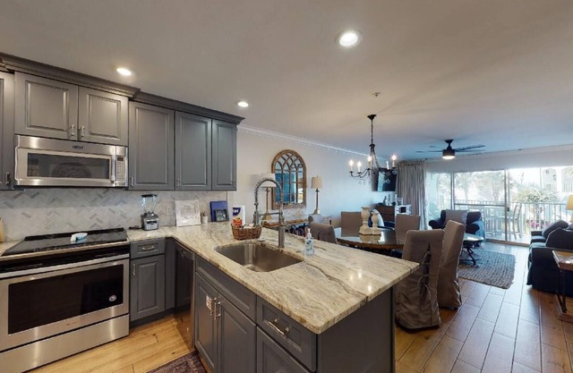 “Emerald SeaZ”-2BR with Gulf Views, Beach Service & Pup-Friendly!