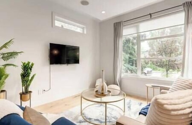 Empire: Upscale 4 Bedroom in Trendy Marda Loop - Garage, A/C