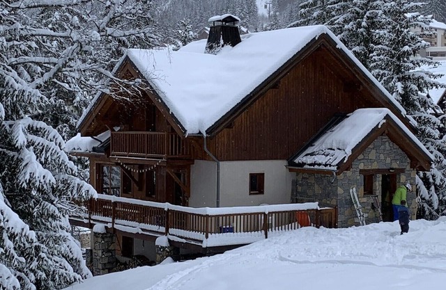 En Piste Ski to/from the front door, 7 bed chalet, 5 mins to shops/restaurants