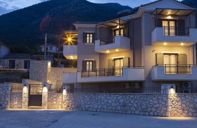 Enalion top floor apartment with view,boat dock & close to Nidri!