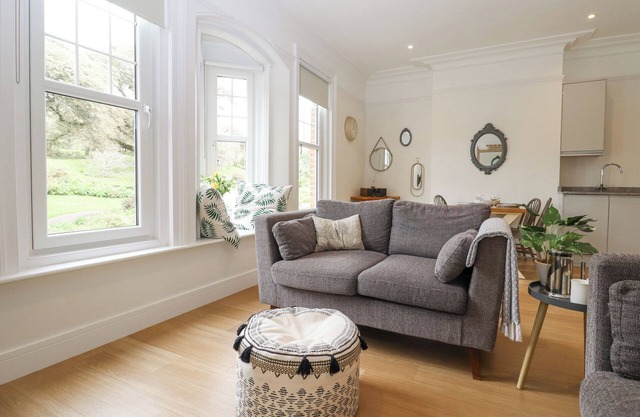 ENBROOK VIEW, character holiday cottage in Sandgate