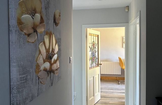 Enchanting 2-bedroom bungalow a short stroll from the beach and all amenities