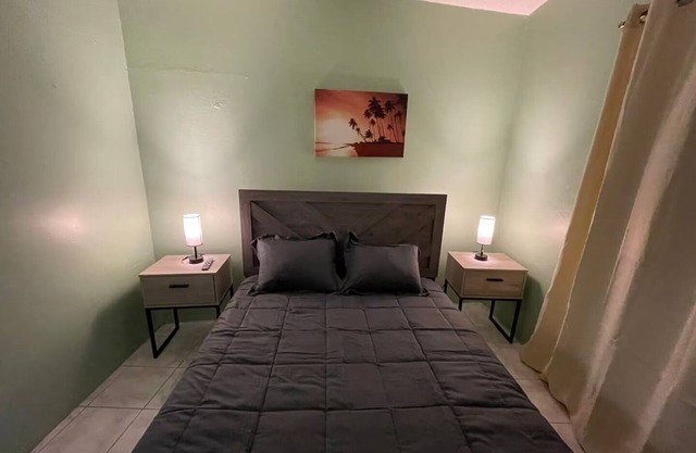 Enchanting apartment with AC in Kingston, Hot water