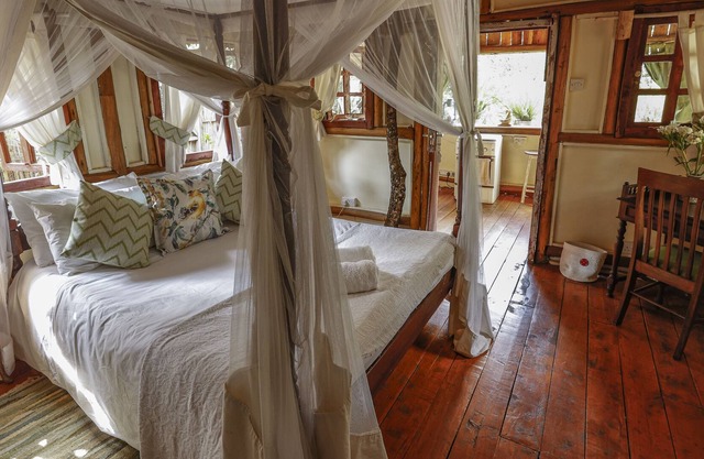 Enchanting Tree Hut Near Giraffe & Elephant Centre