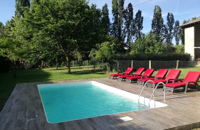 Enclosed air-conditioned house near St Emilion with garden and private pool