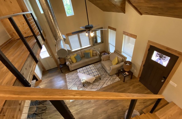 End of Summer Special Aug & Sept! Sleeps 10 Book two nights & 3rd night is free!
