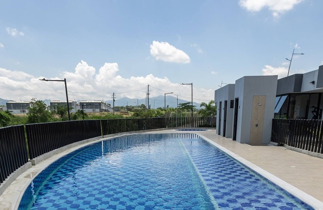 Endless Hot Water A/C Long-Term Stay Pool, FREE Breakfast/BBQ By Airport