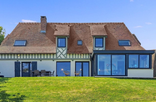 Enjoy a magnificent sea panorama in this comfortable vacation home!