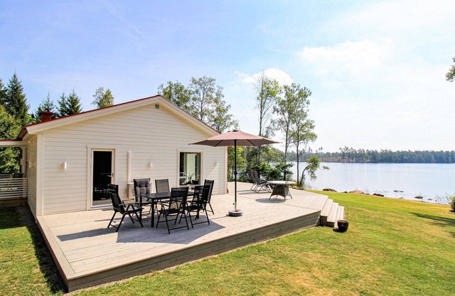 Enjoy a quiet vacation in this beautiful cottage right by Lake Örsjön.