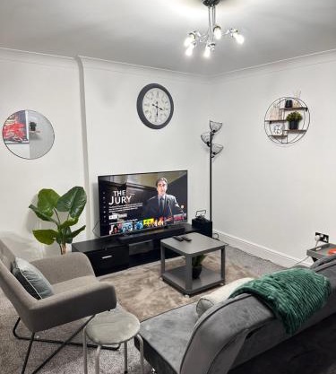 Enjoy city living in this one-bedroom flat, complete with a balcony and secure parking in Birmingham city center