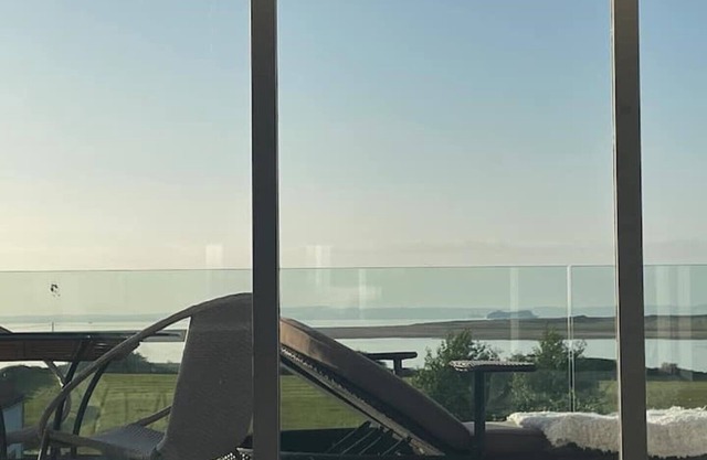 Enjoy golf & beaches in Luxury Home with Hot Tub & Sea view, near North Berwick