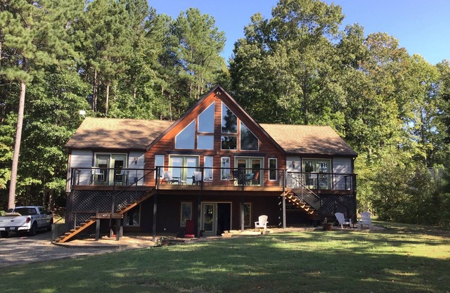 Enjoy lake life FREE kayak and canoes. Relax at this family friendly lake house.