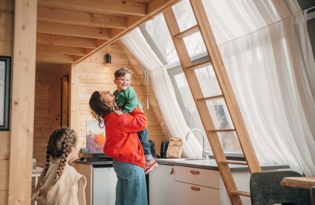 Enjoy luxurious glamping in the Big Oak Tent at De Sallandshoeve Holiday Park, perfect for families and nature lovers in the heart of the Sallandsheuvelrug.