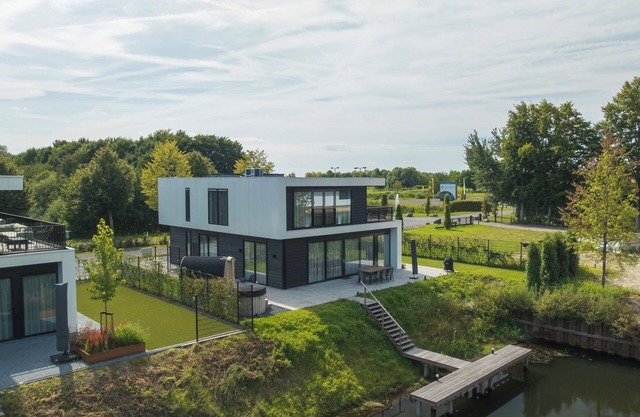 Enjoy luxury at holiday villa Maan: a 10-person villa with a hot tub, sauna, and waterfront terrace. Modern and spacious, ideal for a relaxing holiday!