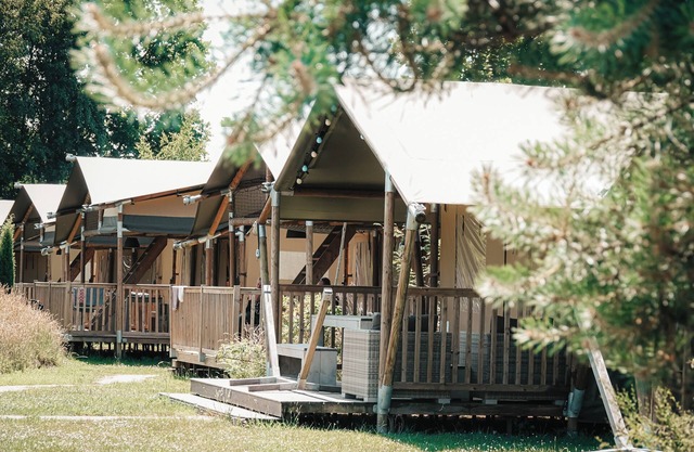Enjoy luxury glamping in the Safaritcottage at Vakantiepark de Sallandshoeve: perfect for a comfortable holiday in the nature of the Veluwe.