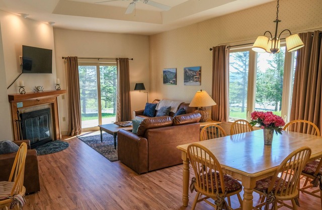 Enjoy our ski in ski out condo. Located mid-mountain at Solitude Peak!