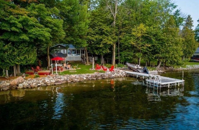 Enjoy scenic views at 4bdrm Lakehouse with Tikibar