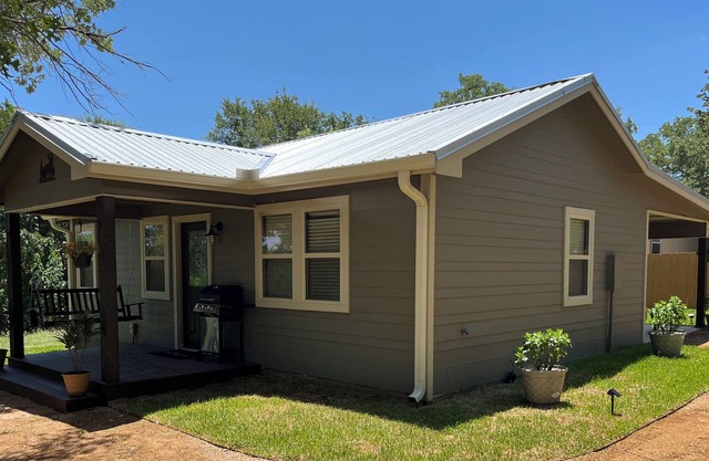 Enjoy some R&R at this cozy cabin! Conveniently Located between Austin&Bastrop!