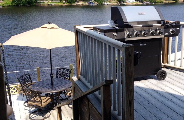 Enjoy the Fun of a Lakefront GetAway, While Only Minutes from Local Attractions!